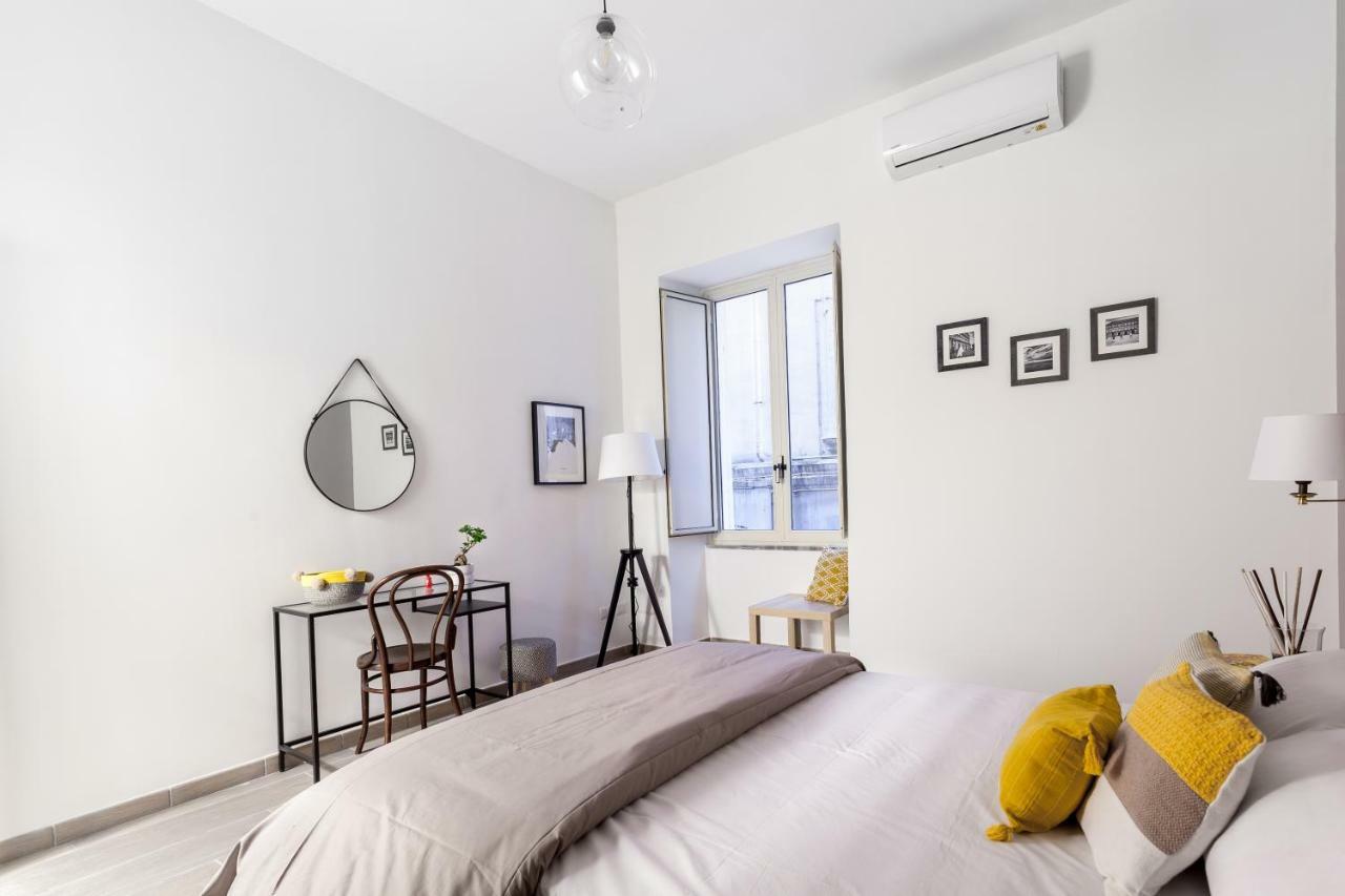 Manuela Apartments Centro Storico Naples Luaran gambar